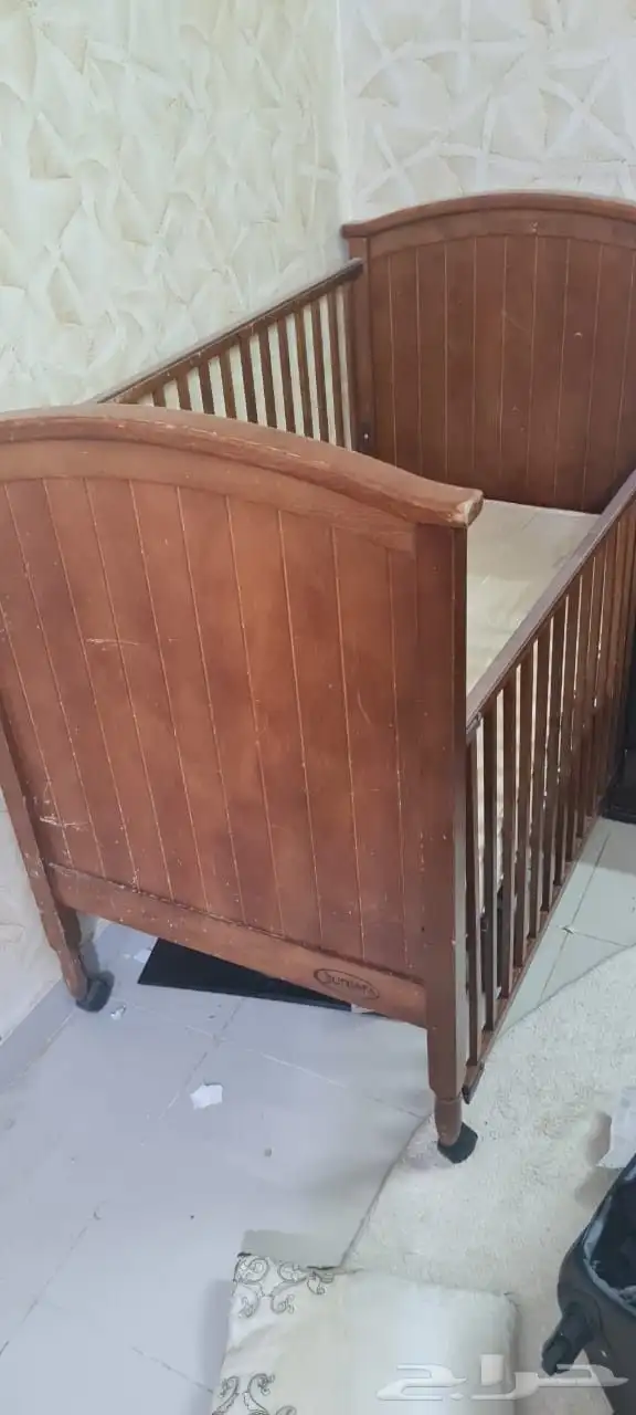 سرير اطفال نظيف وفخم 1