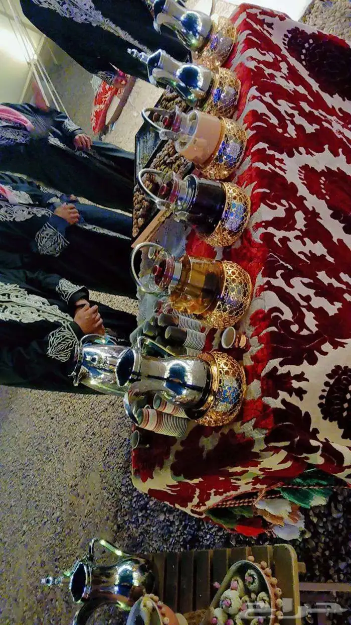 صبابين قهوه وخيم وطاولات وكراسي 1