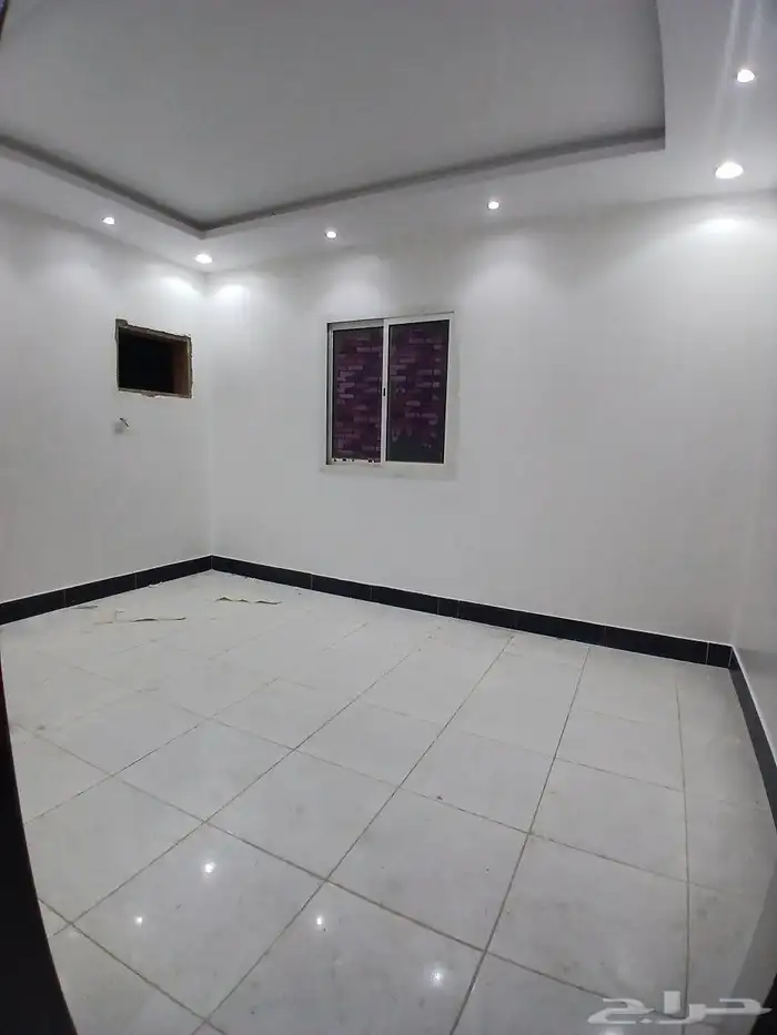 شقة للإيجار في الرمال ايجارها شهري 2700 سطح 2
