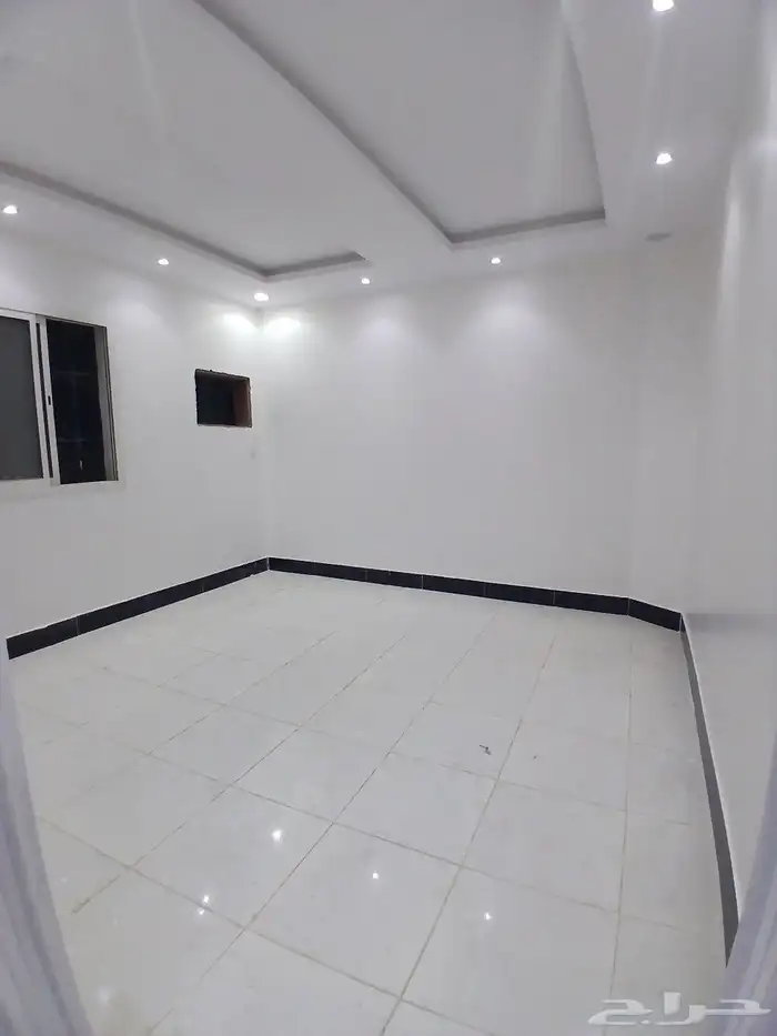 شقة للإيجار في الرمال ايجارها شهري 2700 سطح 0