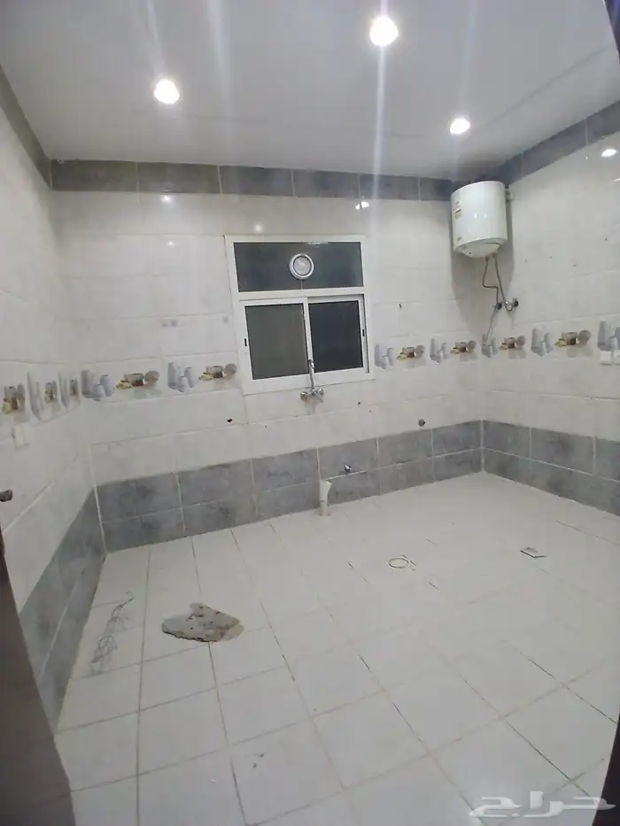 شقة للإيجار في الرمال ايجارها شهري 2700 سطح 1