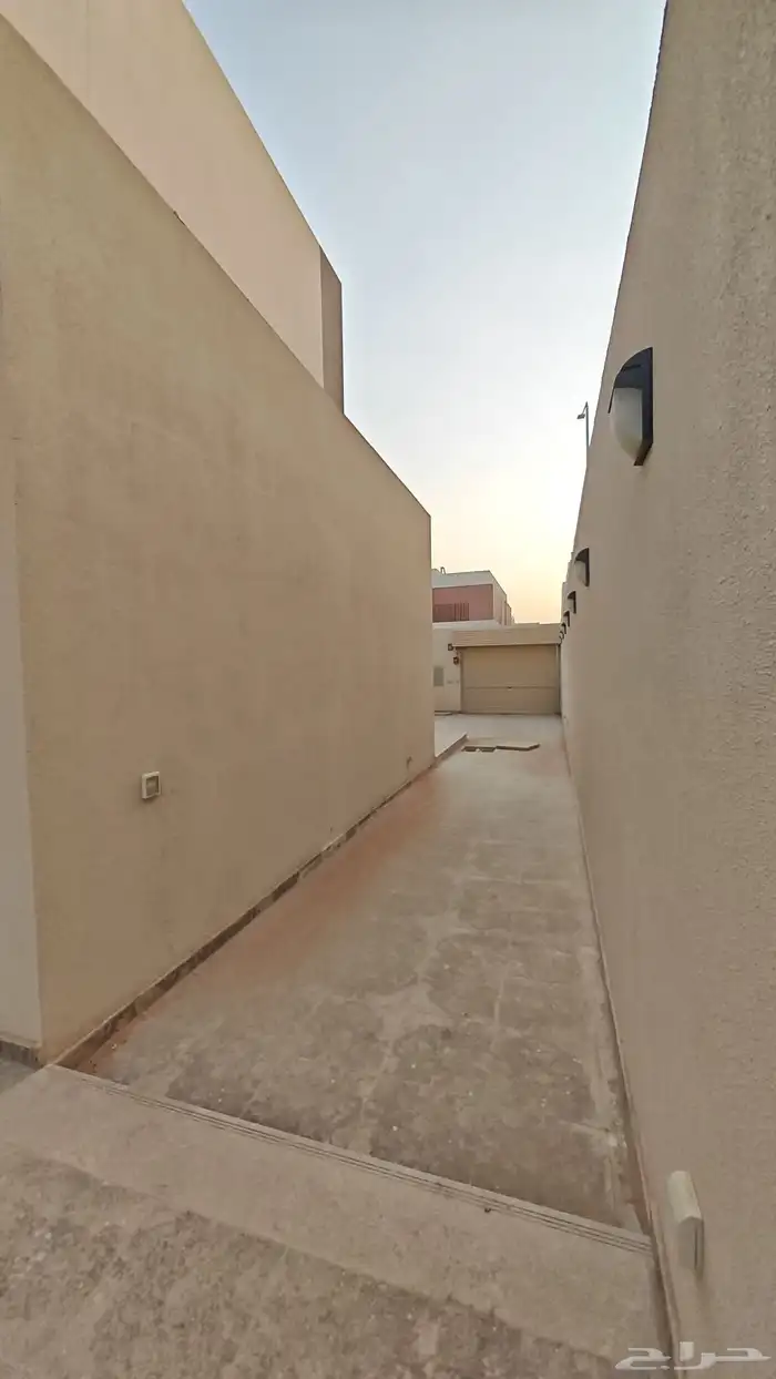 للبيع فيلا في مشروع الأسكان بحي عريض 16