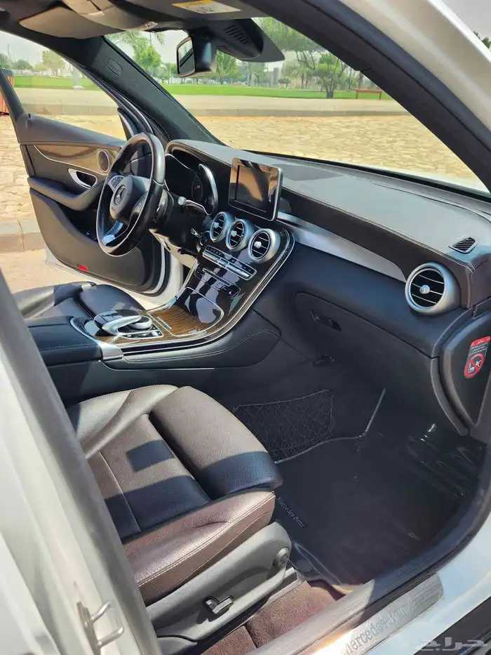 مرسديس GLC250 الموديل 2017 العداد 78 الف 2