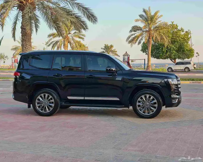 تويوتا لاندكروزر أسود موديل 2024 GXRL4 فل كامل 5