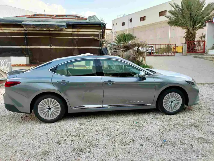 تويوتا كامري LE رمادي 2025 10