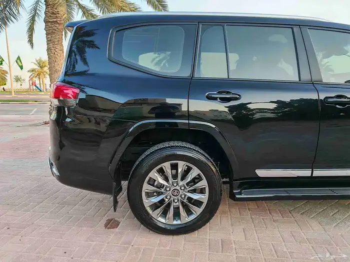 تويوتا لاندكروزر أسود موديل 2024 GXRL4 فل كامل 10