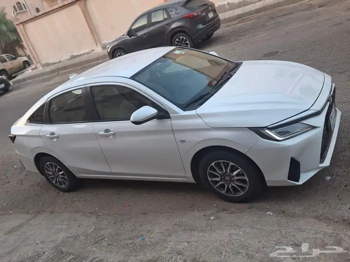 يارس موديل 2023 نص فل ماشيه 164 الف 2