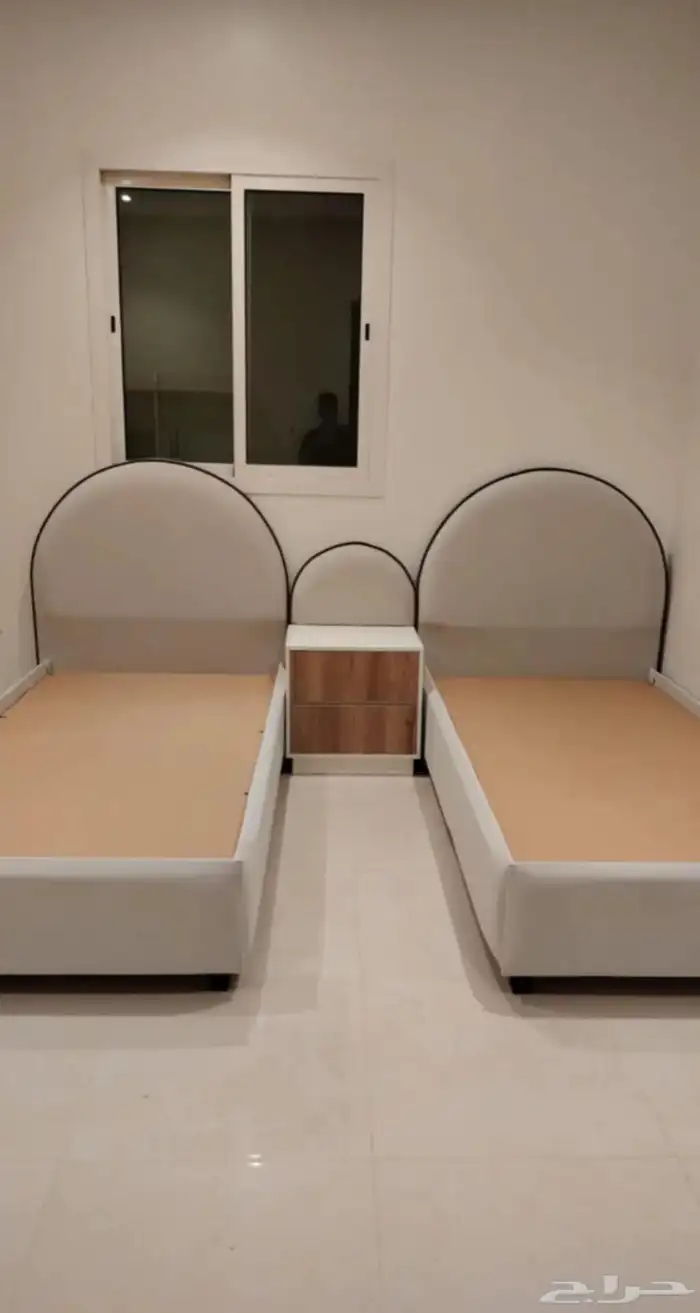 سرير نفر واحد في دولاب في تسريحه في دولاب بس كل السعر لحالو 1