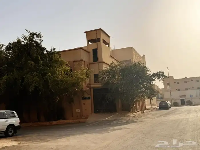 للبيع فيلا بقيمة ارض بحي العوالي المساحة 400م زاوية 0