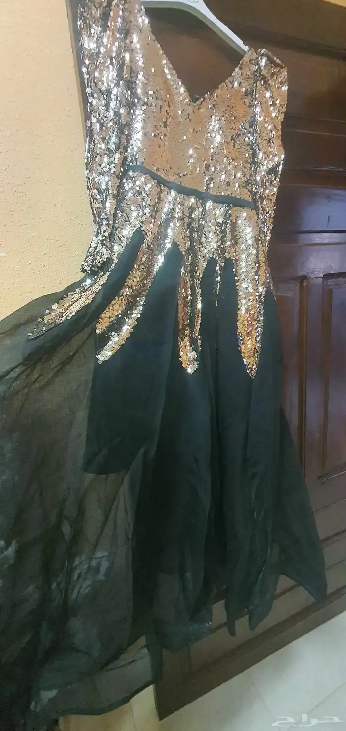 فستان سهرة أسود بترتر ذهبي وفضي 1