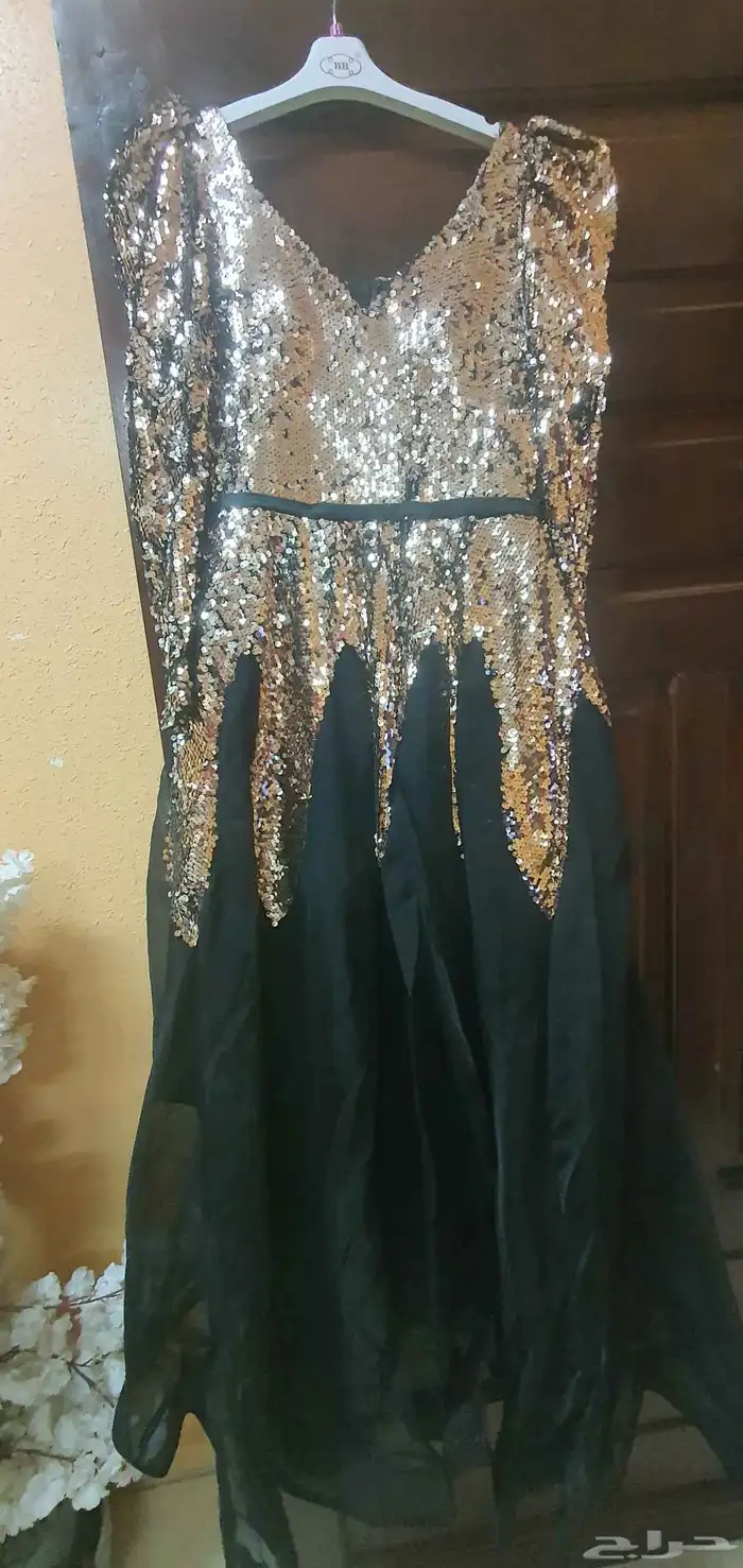 فستان سهرة أسود بترتر ذهبي وفضي 0