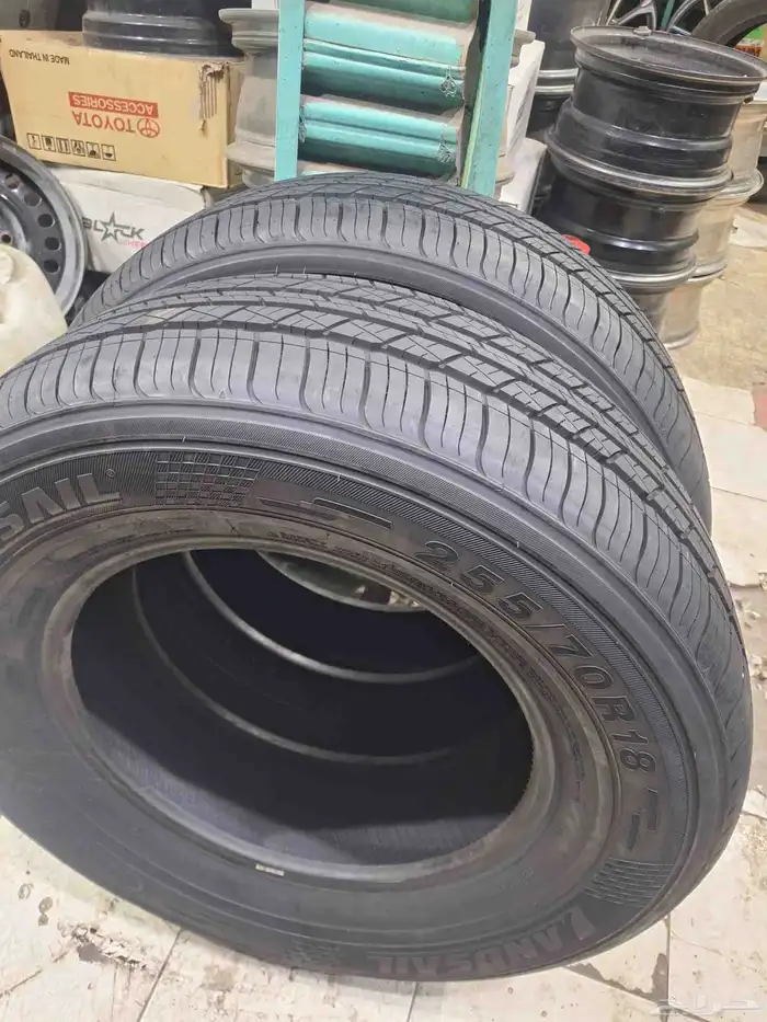 اثنين كفرات شبه جديد تيلندي 255 70 18 0
