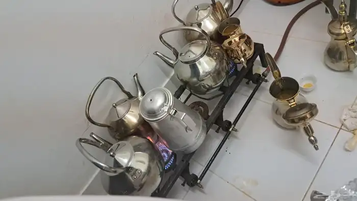 قهوجي مع جميع اغراضه. 1