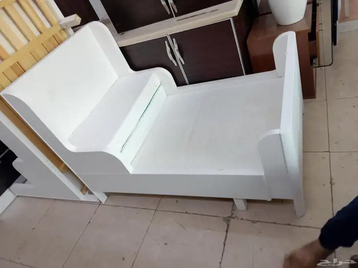 متوفرة اثنين سراير اطفال من عمر خمس سنوات 18سنه يكبر ويصغر 1