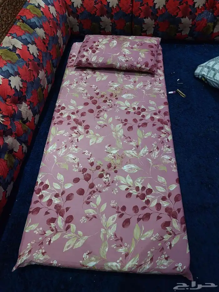 مرتبة مع وسادة مع شرشف نظيف 1