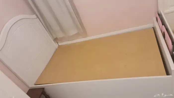 للبيع سرير ابيض نفر ممتاز 1