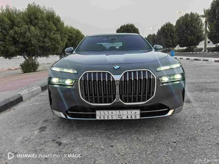 للبيع بي ام دبليو 2023 ماشي 22الف على الضمان الناغي 42