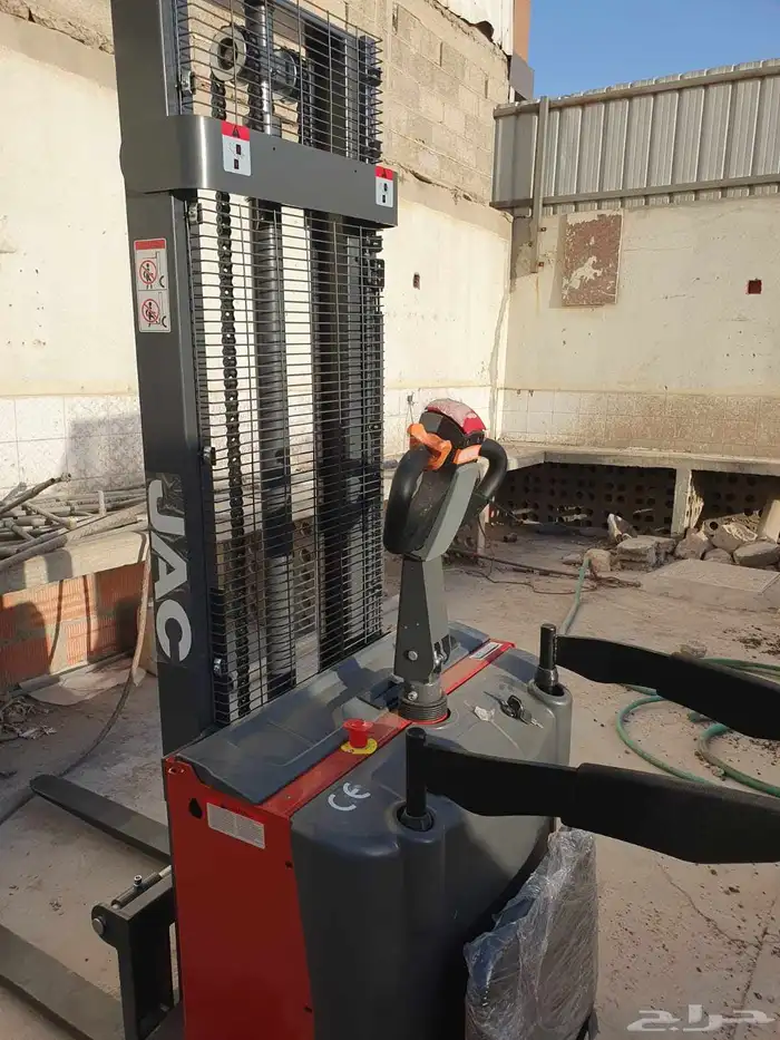 رافعه شوكية 3 طن ارتفاع 4.5 متر ثلاث حركات مكينه ايسوزو ي 8