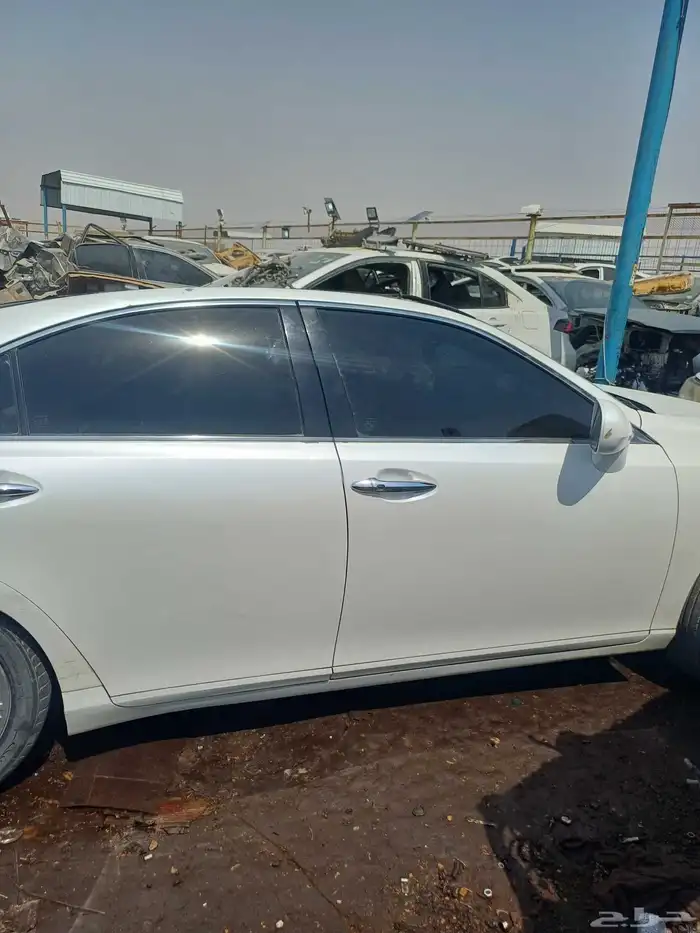 لكزس اي اس 350موديل تشليح قطع غيار فقط 4
