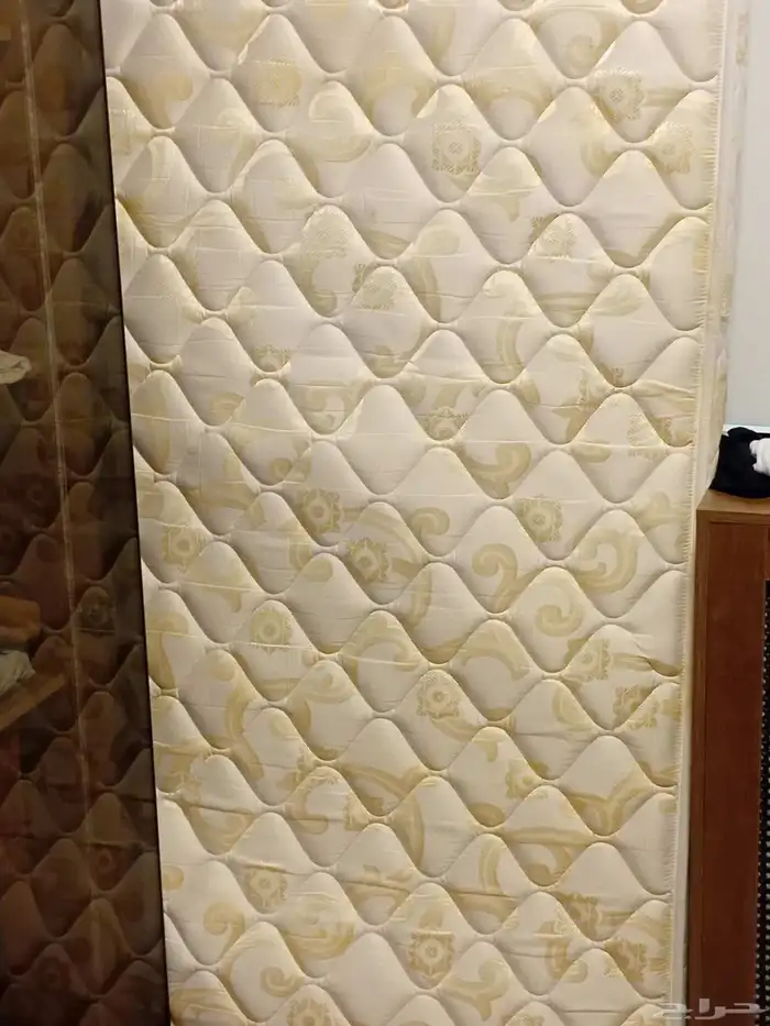 طاوله خشبية دائرية بحاله جيد8. حوض سمك مع الفلتر مرتبه 0