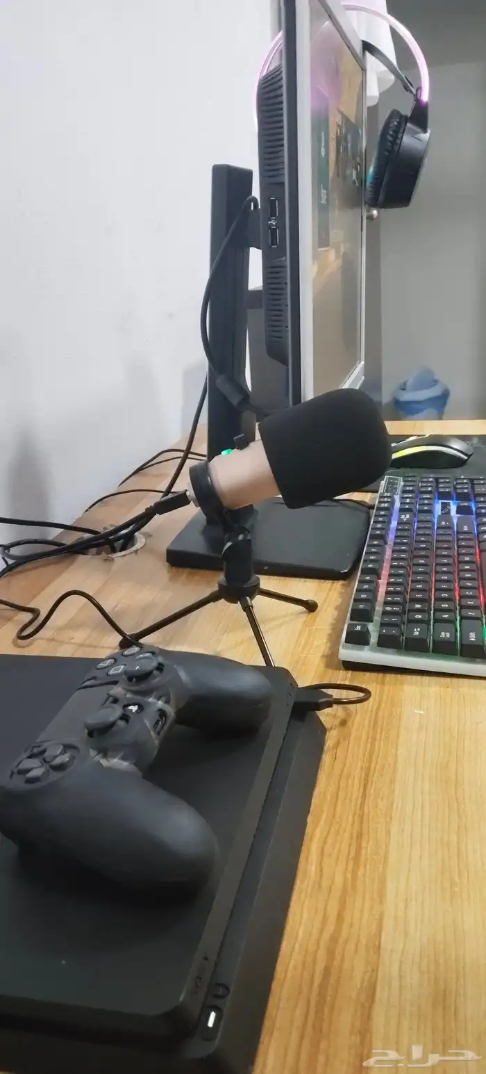 Ps4 with monitor kb mouse and headset. 3