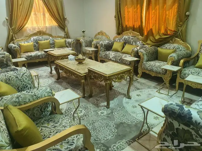 كنب كلاسيكي للبيع للبيع كنب كلاسيكي نظيف جدا يتسع 16 شخص مع 2