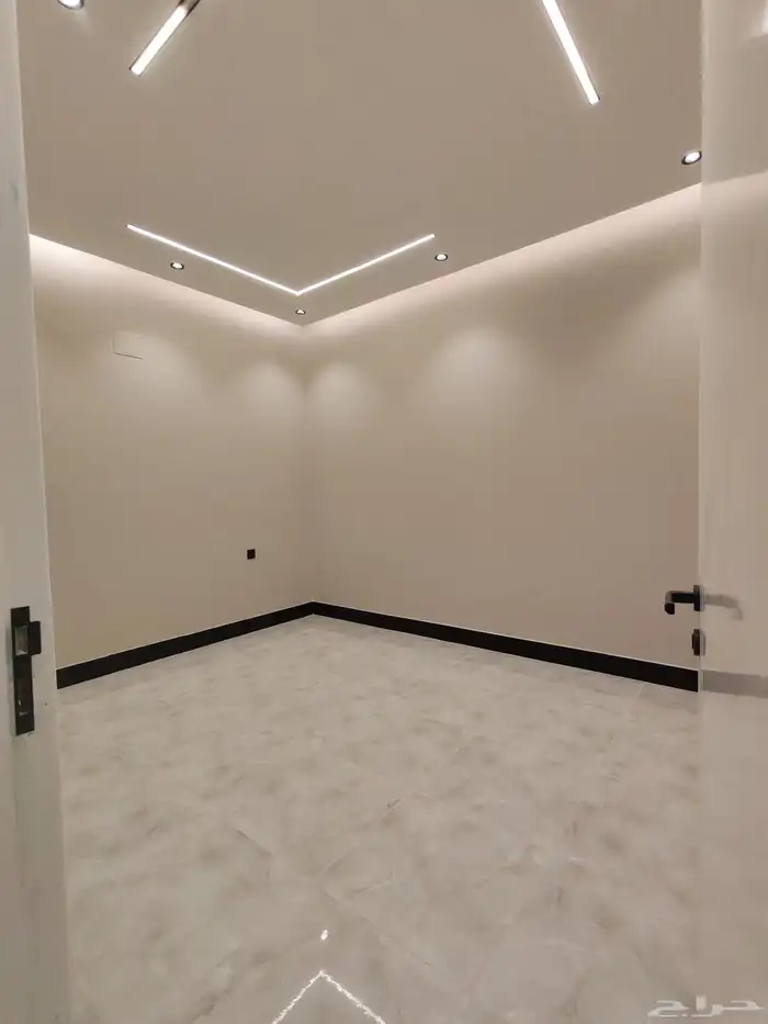 للبيع روف مع ملحق (بأحد رفيده)تشطيب فاخر مساحه 352 21