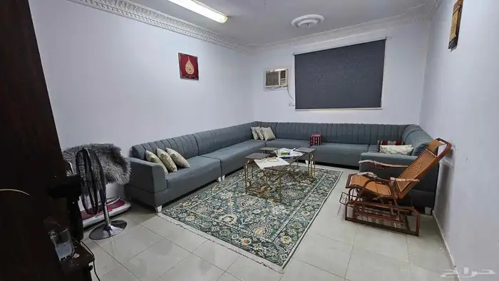 غرفة كنب مع ستارة وسجادة وستارة وطاولات ب 1400 ريال 0