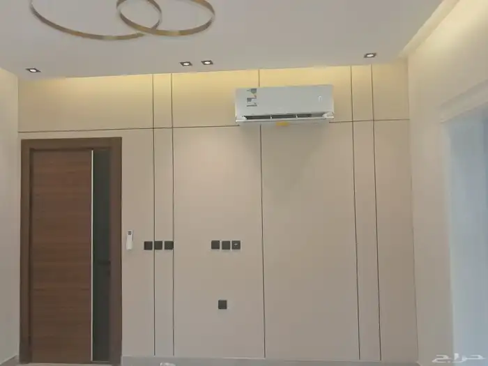 معلم ديكورات مع بويات ونجاره 3