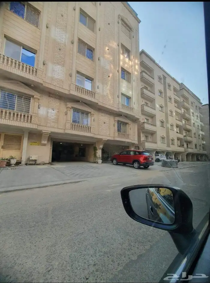 للبيع في الحمرا عماره سكنيه بناء خاص كل دور شقه مصممه للسكن 0