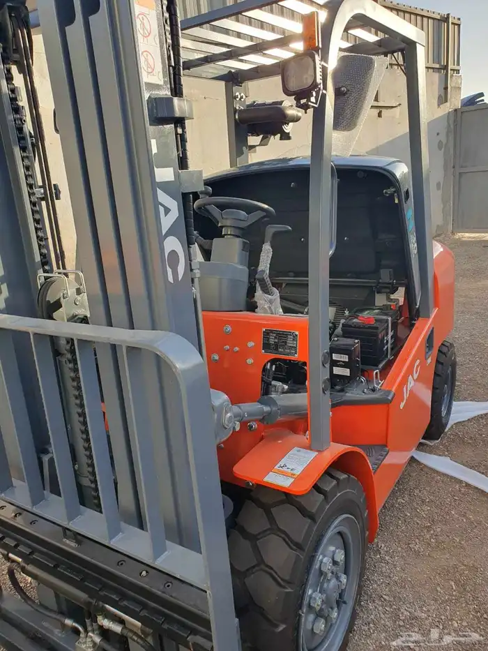 رافعه شوكية 3 طن ارتفاع 4.5 متر ثلاث حركات مكينه ايسوزو ي 2