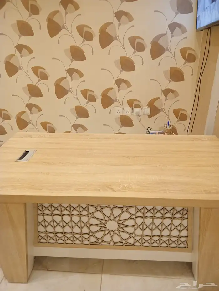 مكتب جديد لم يتم استخدمه مع قطعتين ادراج ودولاب 3