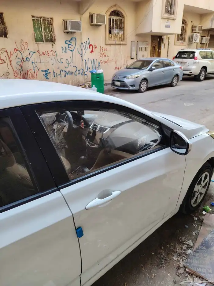 للبيع سيارة اكسنت 2015 كل شي شغال تمام ممشا 320 الف كيلو 3