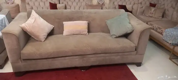 كنب خمس قطع شبه جديد مخمل مع المخدات والستاره 0