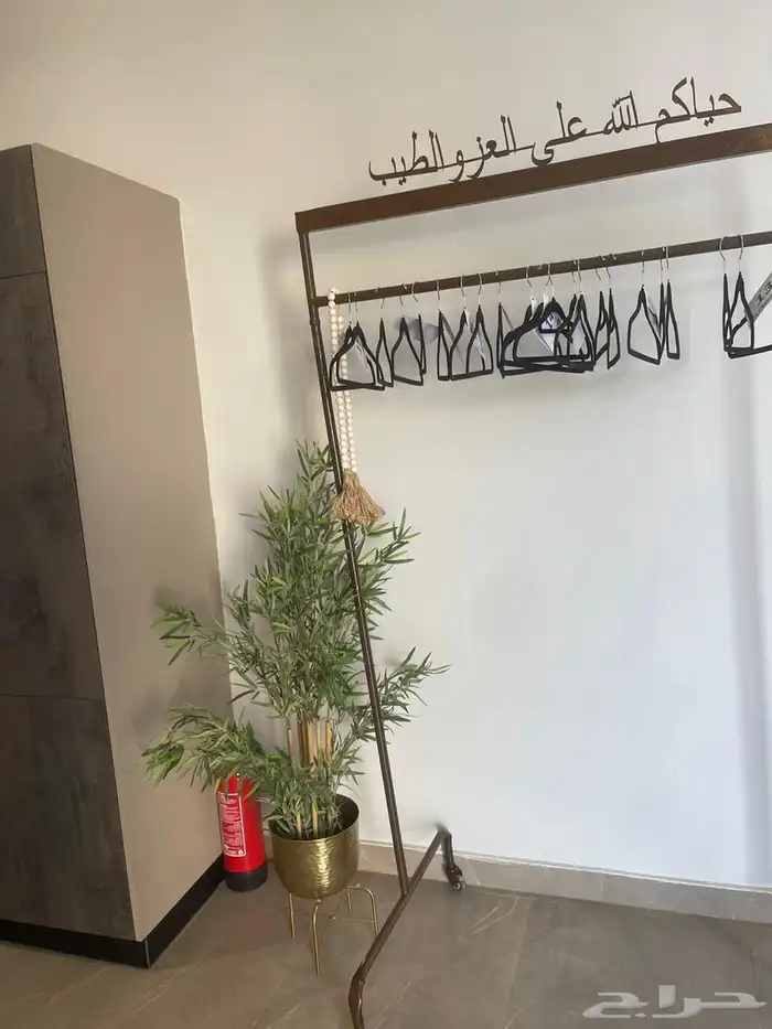 استاند عبايات مع مرايه مجان مع المشرفه والتوصيل ب 200 6