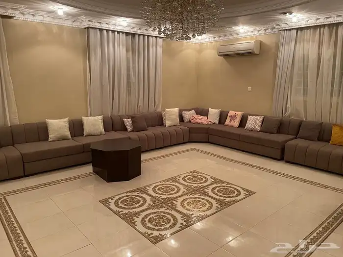 كنب مجلس كبير شبهه جديد ونظيف للبيع ب الفين ريال 0