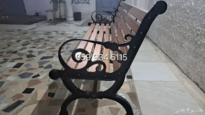 كرسي الحديقة من الحديد والخشب ورجل في الوسط لتحمل اوزان 5