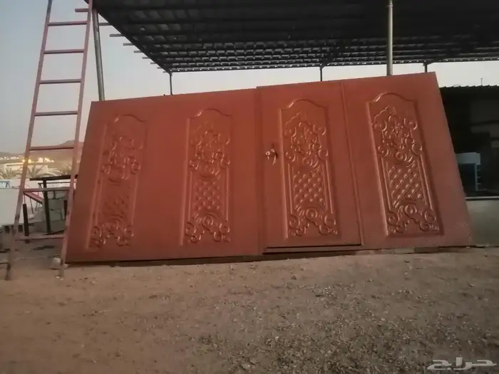 باب كبير حديد 4في في ارتفاع 2 متر ضرفتين ويوجد سحاب وليزر 5