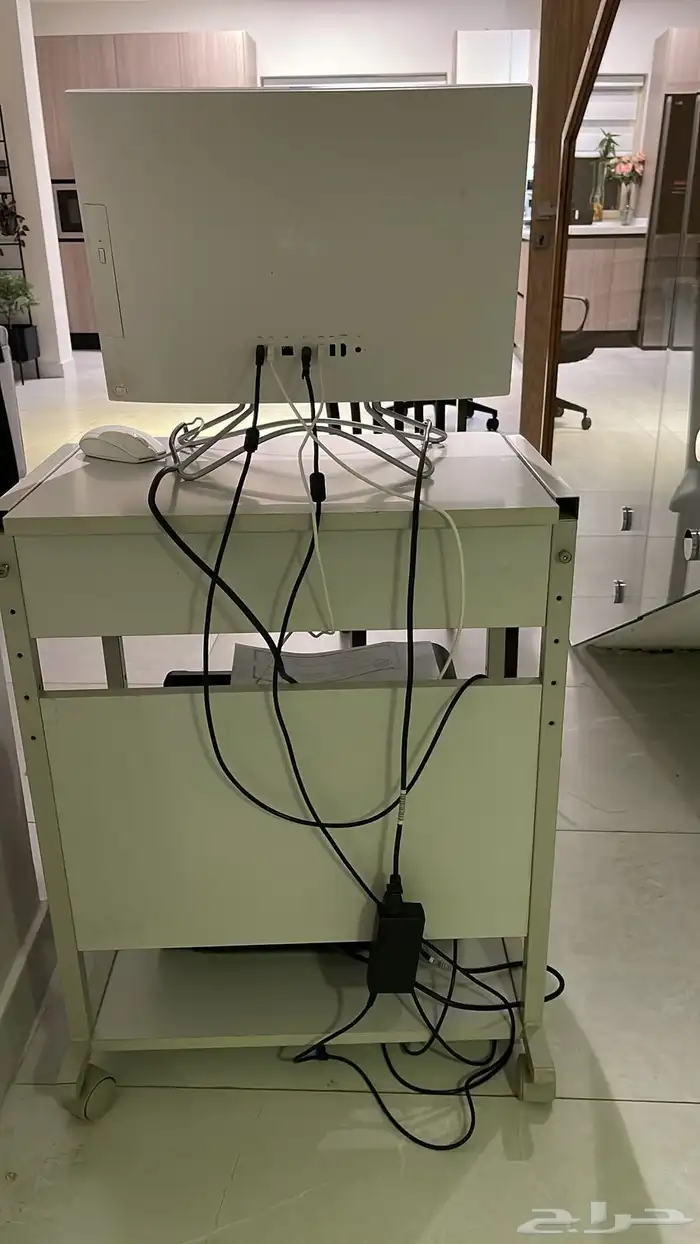 طاوله كمبيوتر نظيفه وقويه وخاليه من الكسور مع كرسي شبه جديد 2