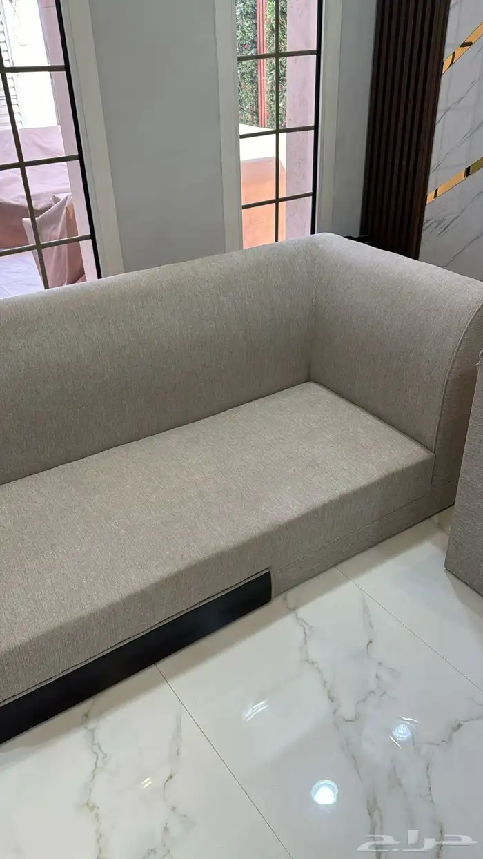 كنبات شبه جديده مشتراها تقريبا5000ريال  في غرفة الملحق. 5