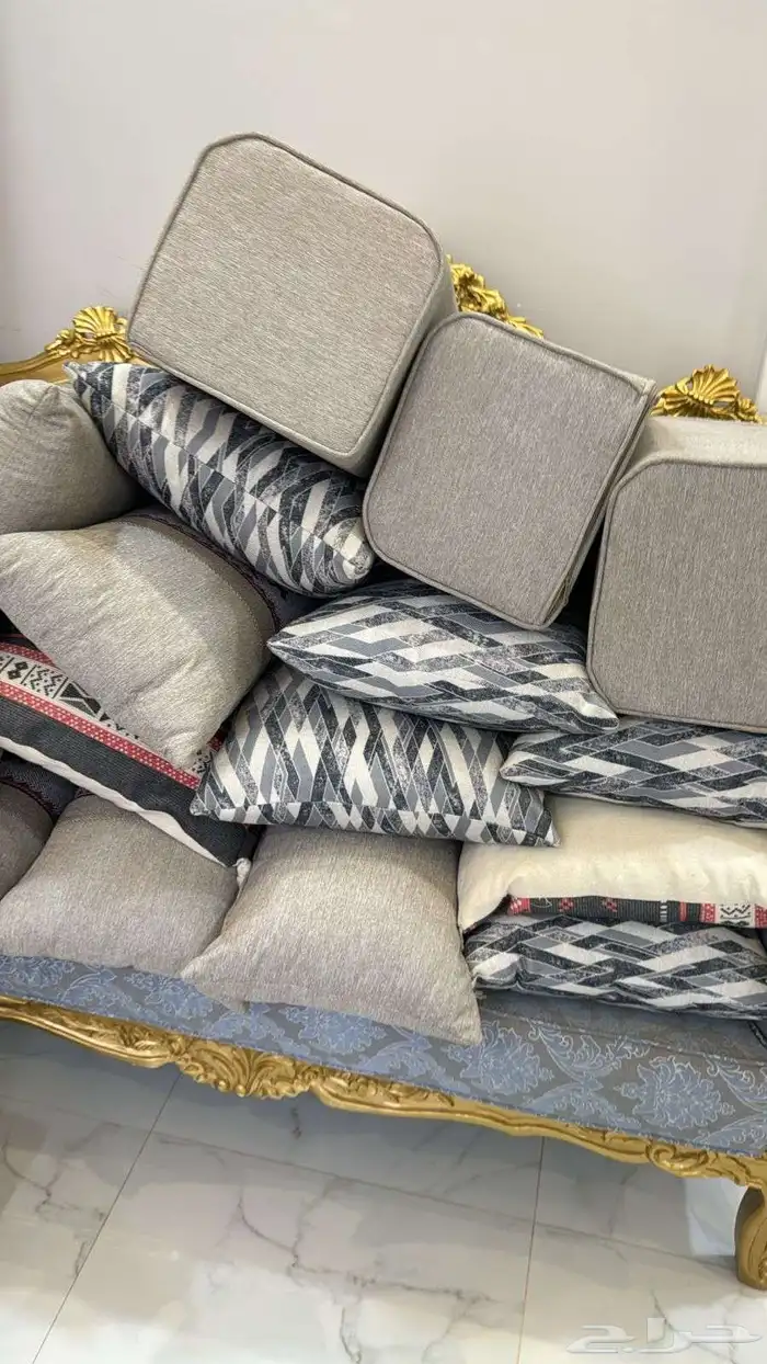 كنبات شبه جديده مشتراها تقريبا5000ريال  في غرفة الملحق. 4