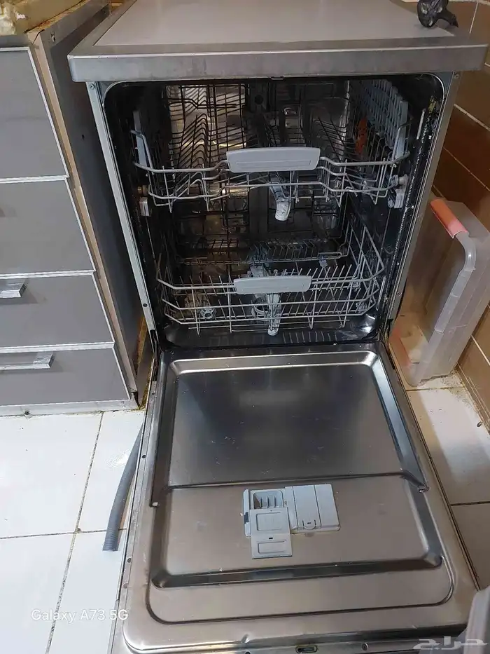غسالة صحون شبه جديد دورين ARISTON بكامل اغراضه سعر 850 ريال 4