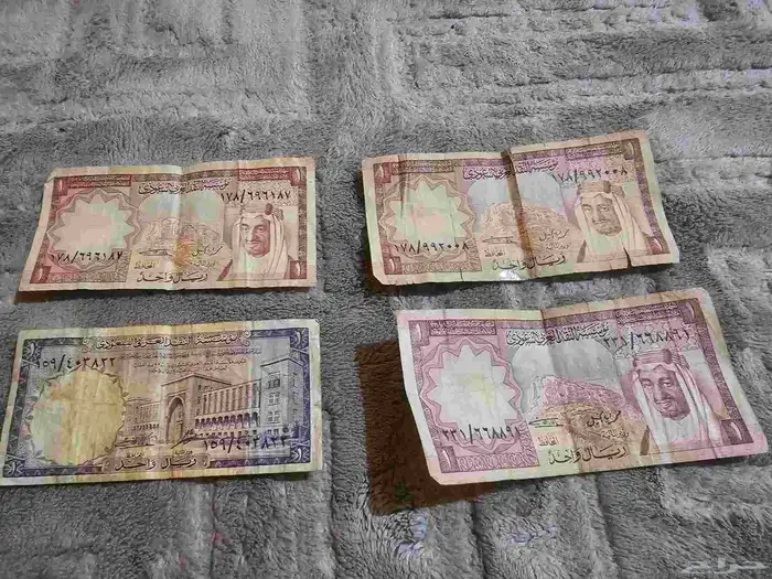 ريال الملك عبدالعزيز فضه وريالات الملك فيصل . 1