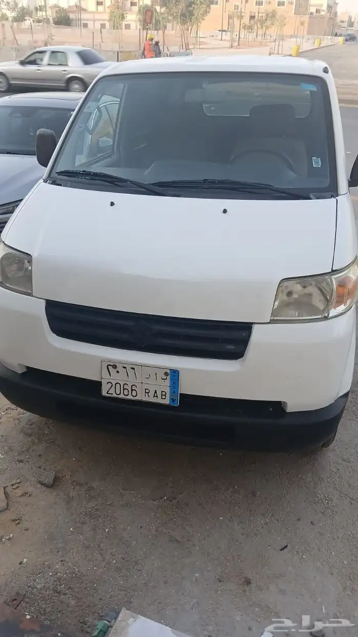 إيجار سيارات صغيره وباصات بضاعه 0