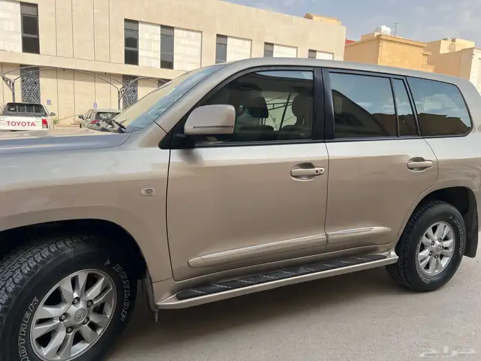 Land Cruiser GXR 9