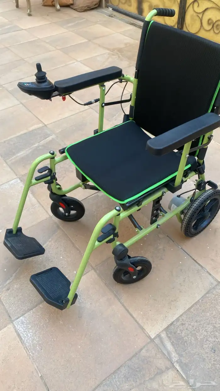 كرسي متحرك مزود بعصاة تحكم 4