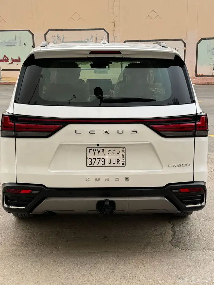 لكزس LX سعودي VIP مخزن 2023 ابيض 15
