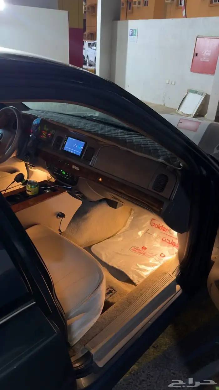 Ford Grand Marquis 2009 American 8