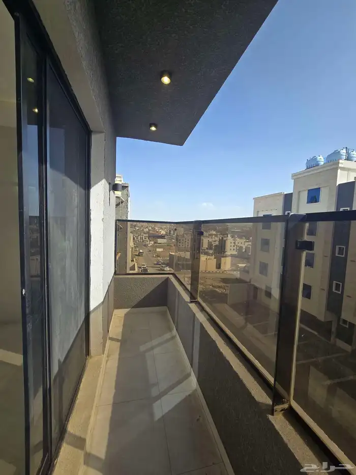 للبيع شقه علويه باطلاله خارجيه بجوار المطار 520الف 3