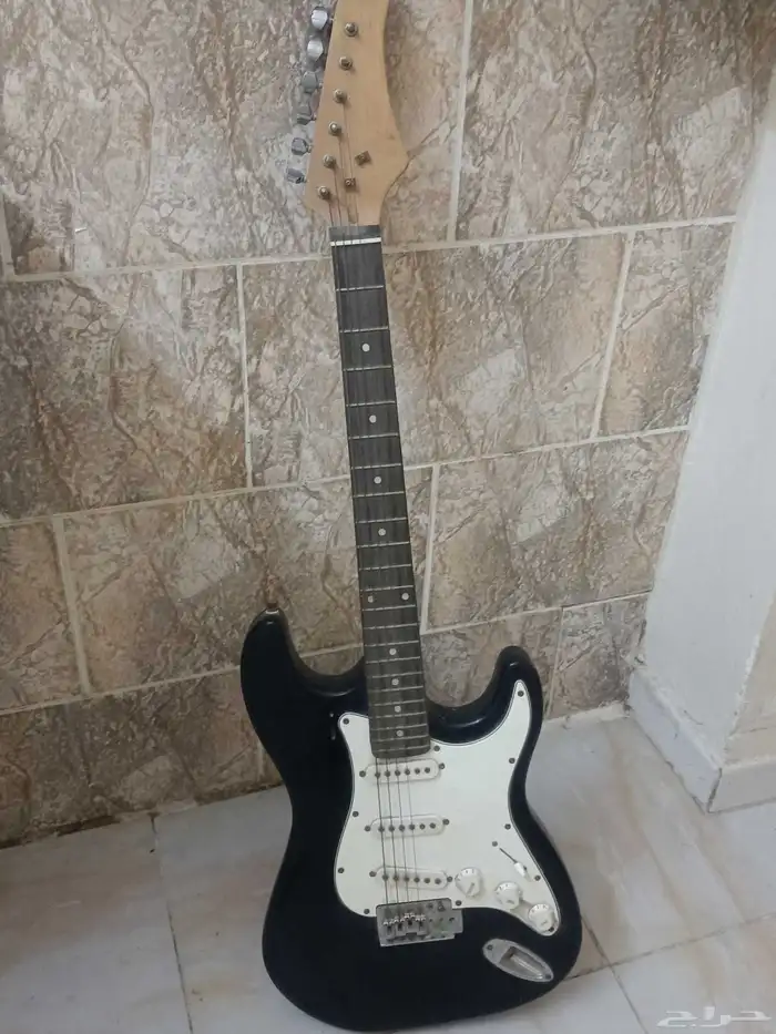 جيتار كهربائي طراز ستراتوكاستر من نوع Squier Bullet Stra 3